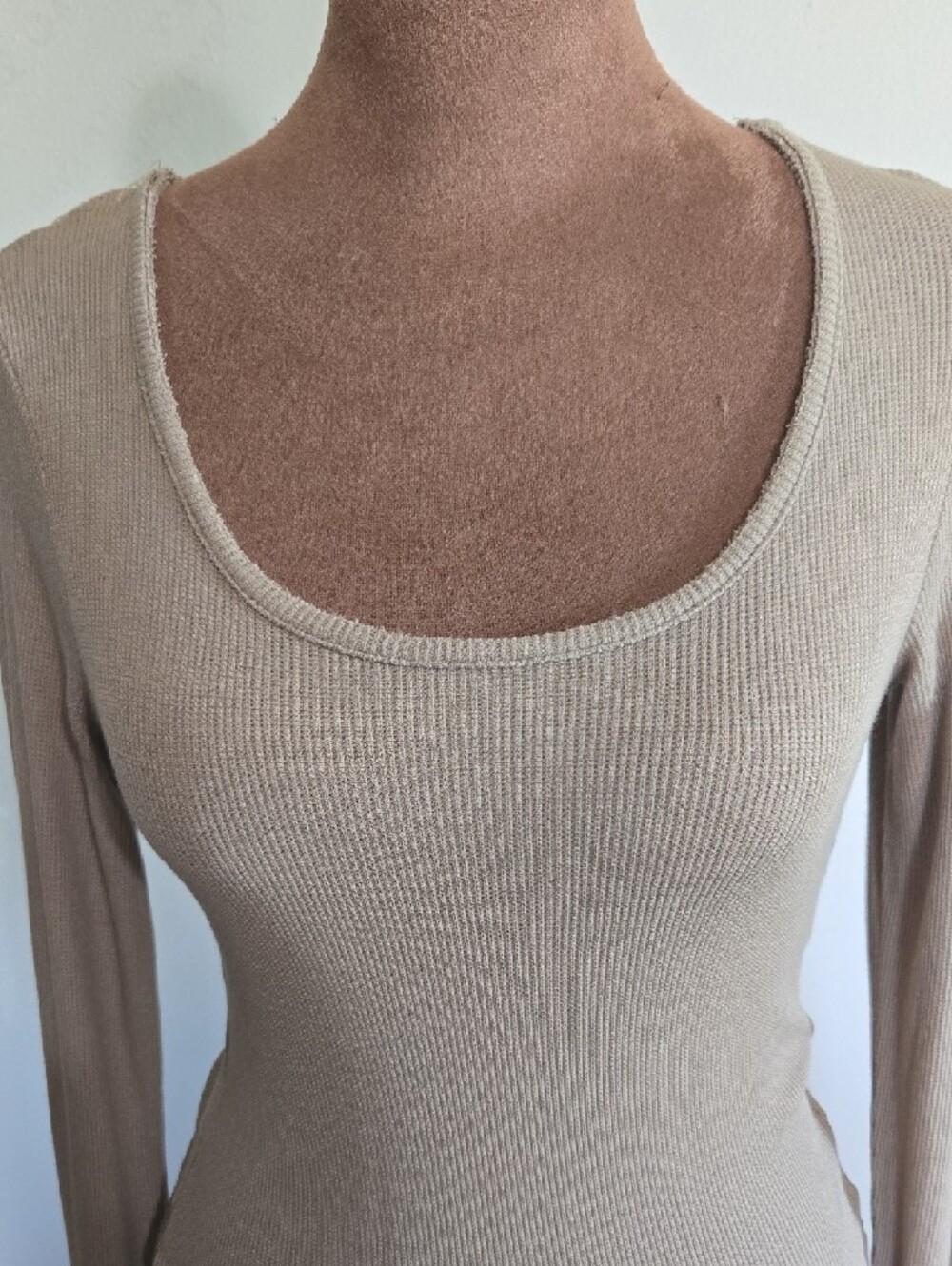 T41 POL Ribbed Bodysuit Tan Sz Md Snap Closure Stretch Full Booty Round Neck - Picture 3 of 11